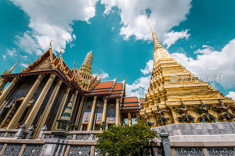 低角度的塔在Wat Phra Kaew曼谷，泰国